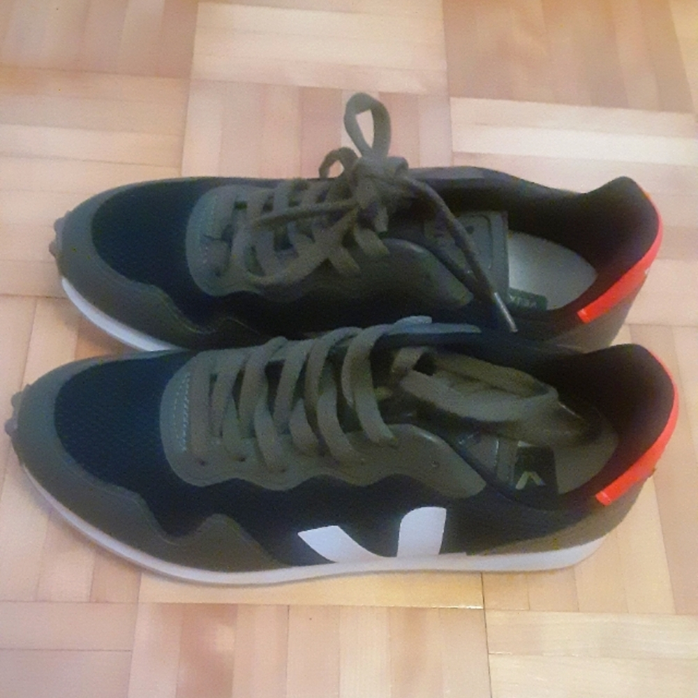 VEJA Rio Branco    Black and Green Sneakers Retro Style ,Size 8 US